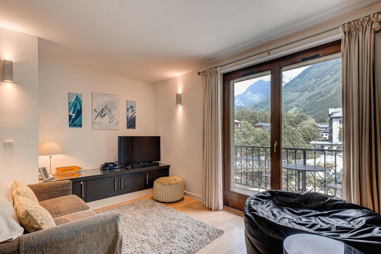 Apartment Cosmiques - Alpes Travel - Central Chamonix - Sleeps 4 Экстерьер фото